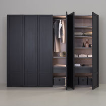 Armadio moderno / in legno / con ante battenti...