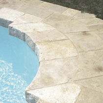 Bordo di piscina in pietra