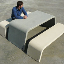 Tavolo moderno / in calcestruzzo / con supporto...