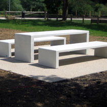Tavolo moderno / in calcestruzzo / con supporto...