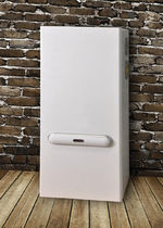 Gruppo refrigeratore a condensazione ad...