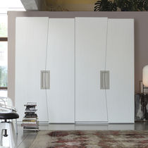 Armadio moderno / in legno laccato / con...