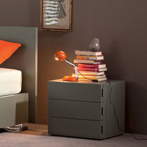 Comodino moderno / in legno laccato / rettangolare...