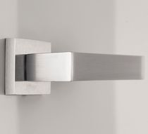 Maniglia per porta / in metallo / moderna...