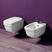 Bidet sospeso / in ceramica