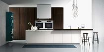 Cucina moderna / in legno / con isola /...