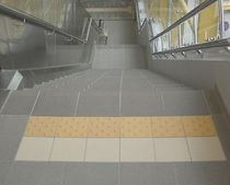 Piastrella podotattile in gres porcellanato