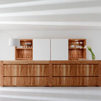 Cucina moderna / in legno / con isola /...