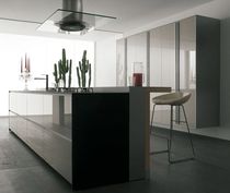 Cucina moderna / in vetro / con isola /...