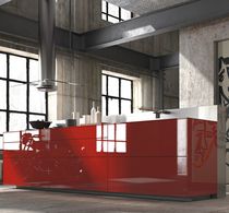 Cucina moderna / in vetro / con isola /...