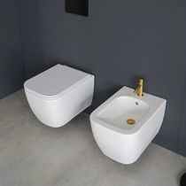 Bidet sospeso / in ceramica