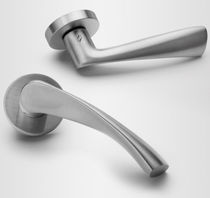 Maniglia per porta / in ottone / moderna