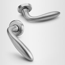 Maniglia per porta / in ottone / moderna