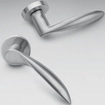 Maniglia per porta / in ottone / moderna