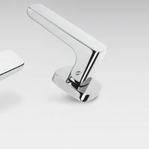 Maniglia per porta / in ottone / moderna