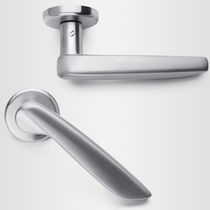 Maniglia per porta / in ottone / moderna