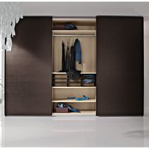 Armadio moderno / in legno / a porte scorrevoli...