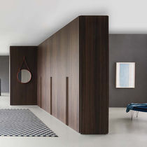 Armadio moderno / in legno laccato brillante...
