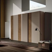 Armadio moderno / in legno laccato / a porte...