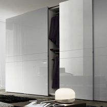 Armadio moderno / in legno laccato brillante...
