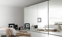 Armadio moderno / in vetro / a porte scorrevoli
