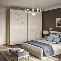 Armadio moderno / in legno laccato / a porte...