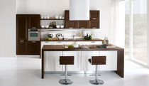 Cucina moderna / in legno / con isola /...