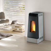 Stufa a pellet / 0 - 5 kW / 9 kW / da parete