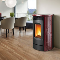 Stufa a pellet / 0 - 5 kW / 9 kW / moderna