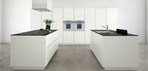 Cucina moderna / in legno / con isola /...