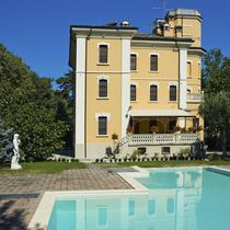 Pergola addossata / in ferro modellato /...