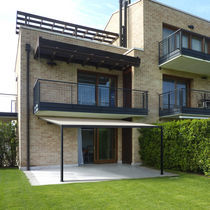 Pergola addossata / in ferro modellato /...