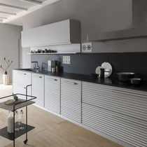 Cucina moderna / in alluminio / con impugnature...