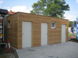 toilette pubblica in legno