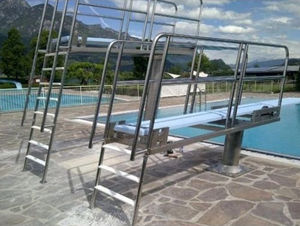 trampolino per piscina