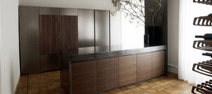 cucina moderna / in noce / in frassino / in marmo