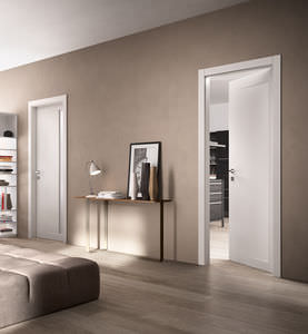 porta da interni / battente / in legno / semivetrata