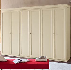 armadio classico / in legno laccato / con ante battenti