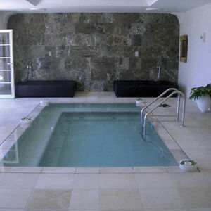 bordo di piscina in pietra