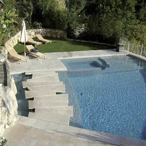 bordo di piscina in pietra