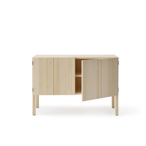 credenza con piedi alti
