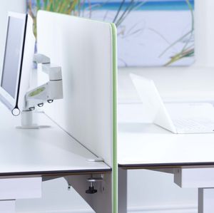 divisorio per ufficio su scrivania