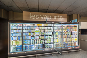 vetrina refrigerata con scaffali