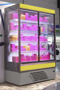 vetrina refrigerata con scaffali