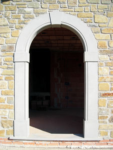 cornice di porte in pietra
