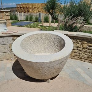 fioriera in pietra calcarea