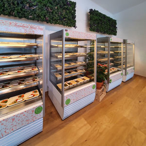 vetrina refrigerata con scaffali 1