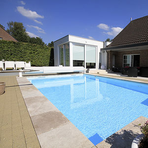 bordo di piscina in travertino