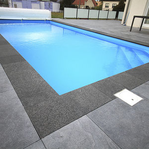 bordo di piscina in pietra