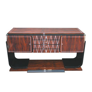 credenza con piedi alti